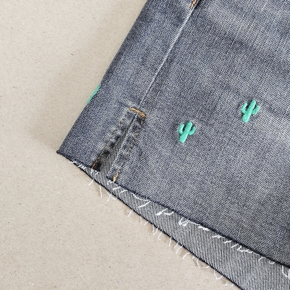 Judy Blue High Rise Embroidered Cactus Black Wash Denim Shorts Small NWT - Picture 6 of 9